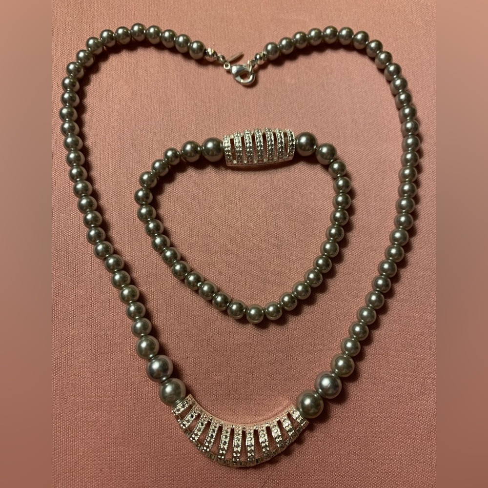 This pretty grey Pearl set so lightweight you hardly realize you’re wearing it!